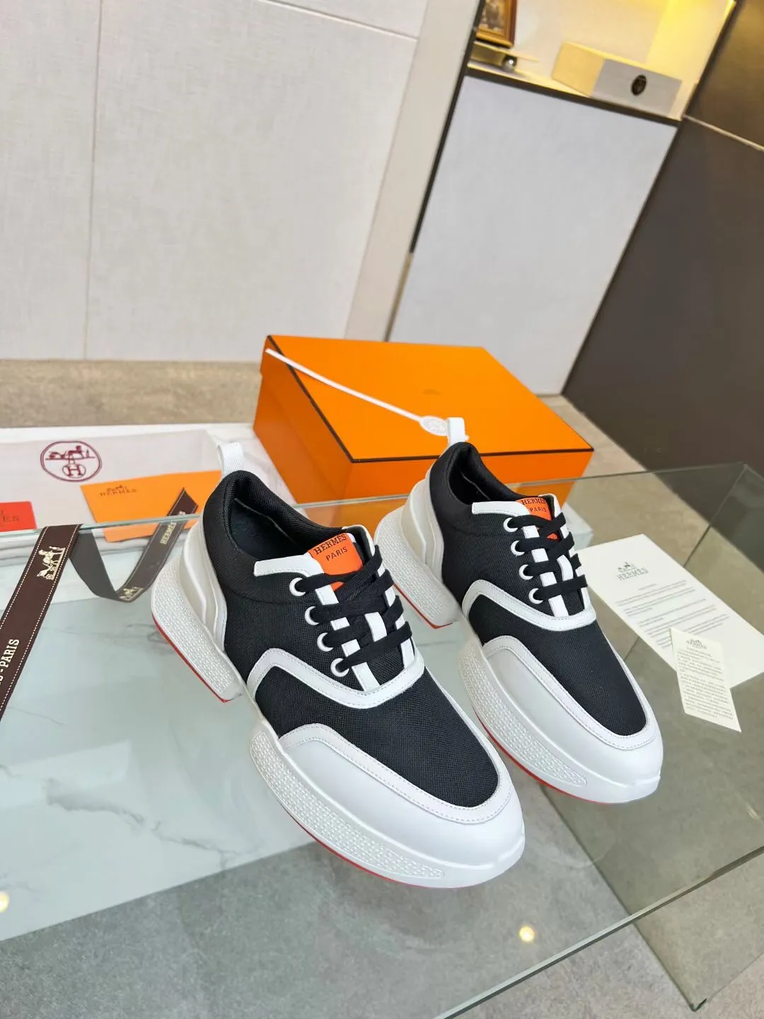👟👟Ex-factory price 620👟👟 Men’s size +10 Hermès new slim waist for couples, first launched in North America, heightening-flowing shoes! The legs instantly look much thinner, the heels are 5CM high, and the new Hermès panda gigs bread shoes are so cute. The foot feels super comfortable and 100% made of Hermès special fabrics and Italian calfskin 1🆚1. Large 㡳 private mold sole, oversized shoe 㡳 decorated with geometric patterns to create a dynamic and fashionable style, soles Hermès orange! Female size 35-41 (35, 40, 41 can be customized and non-returnable) Male size 38-47 (38, 45, 46, 47 can be customized and non-refundable)